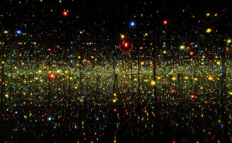 Imagen principal - Arriba, 'Habitación infinita' de Yayoi Kusama. Sobre estas líneas, obras de Juan Muñoz y de Joseph Beuys