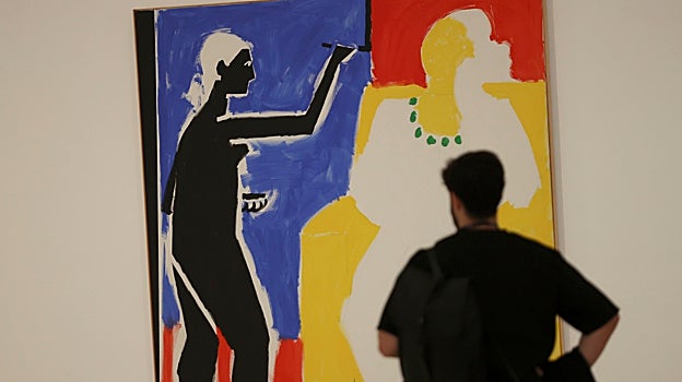 Un joven, ante 'La pintura', de 2002 (Colección particular)