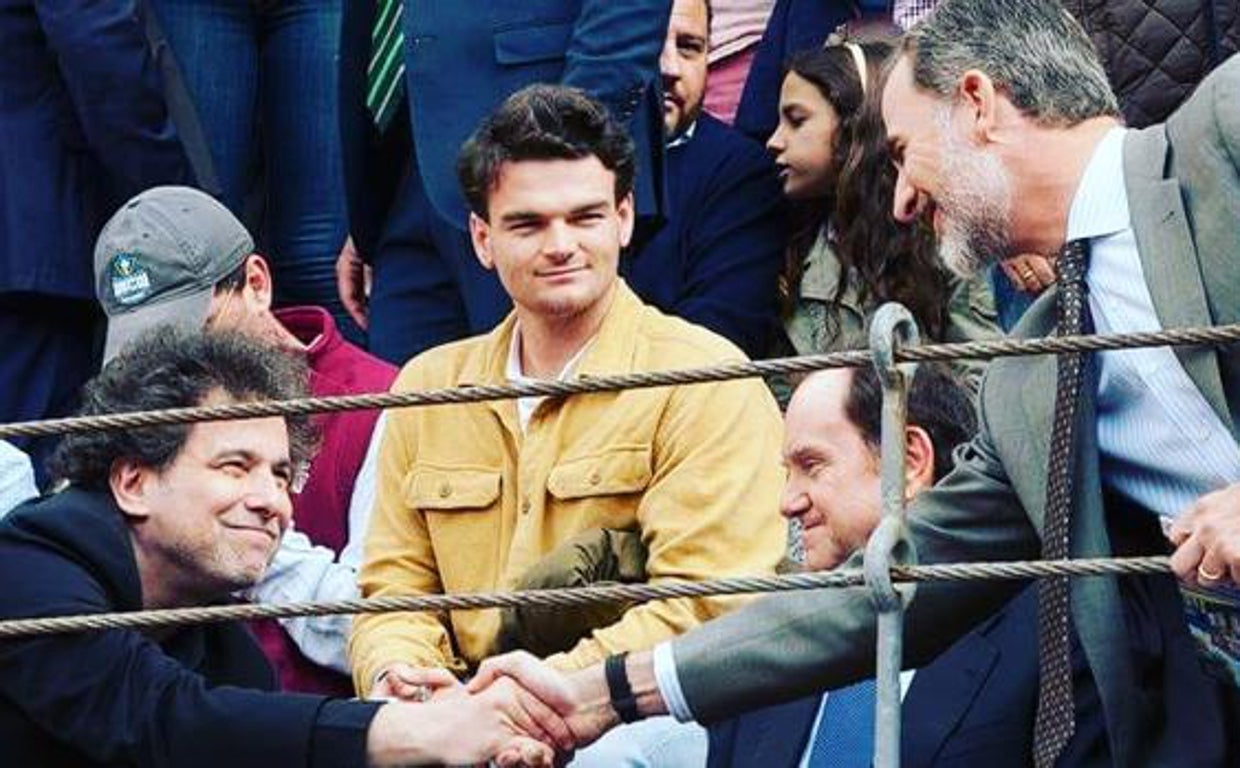 Calamaro, saludando al Rey Felipe VI durante una corrida en Las Ventas