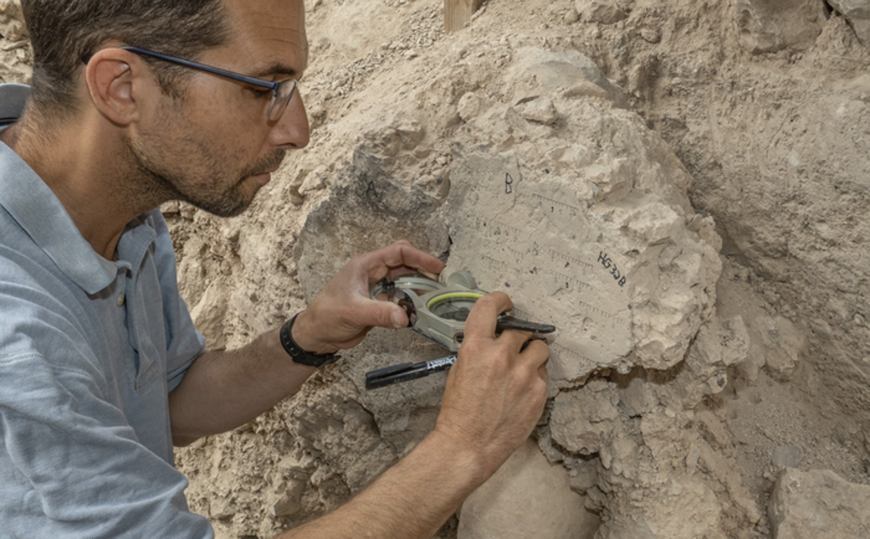 Yoav Vaknin midiendo en el sitio.