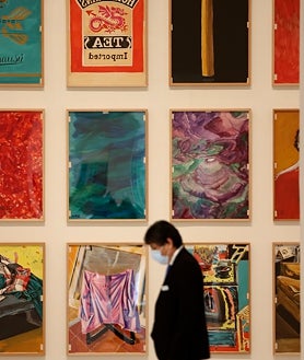 Imagen secundaria 2 - Arriba, periodistas ante el políptico 'Consumar'. Sobre estas líneas, detalle de 'Los números' (1994) y de 'Las cartulinas" de los años sesenta del autor