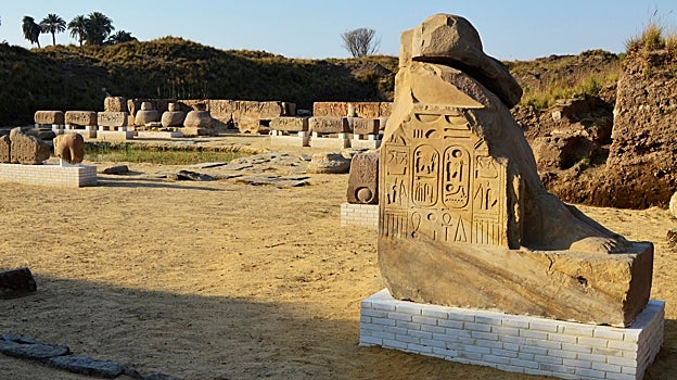 Primer patio del templo de Heryshef, con el fragmento de coloso en su posición actual