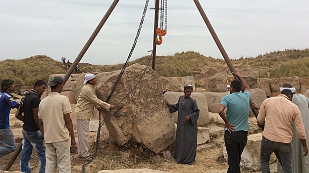 Levantando uno de los bloques arquitectónicos del templo de Heryshef