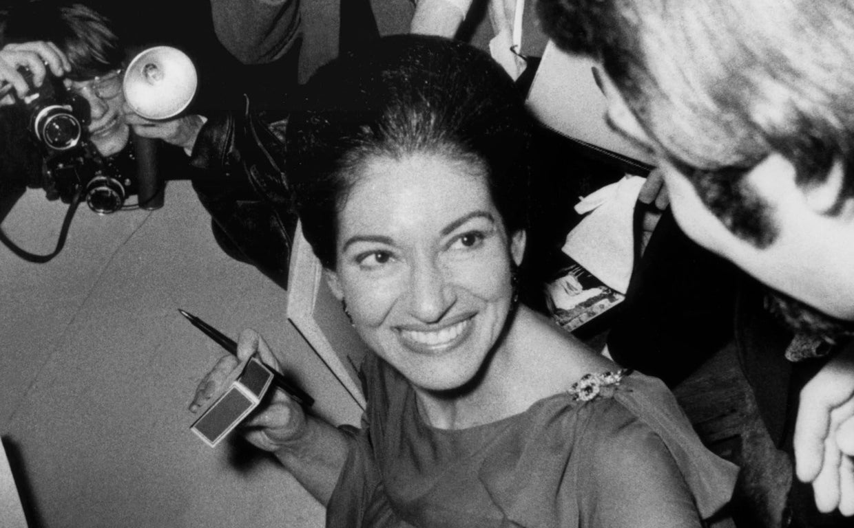 La cantante de ópera Maria Callas regalando autógrafos a sus fans en París