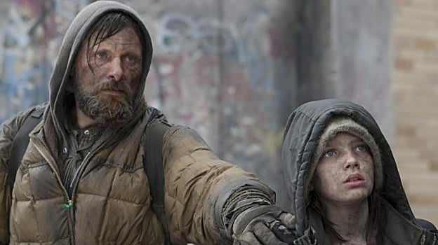 Un fotograma de la adaptación de 'La carretera', protagonizada por Viggo Mortensen (izq.) y Kodi Smit-McPhee.