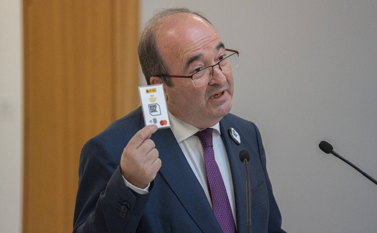 Miquel Iceta, ministro de Cultura, con el bono cultural