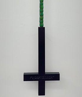 Imagen secundaria 2 - Sobre estas líneas, maqueta de la primera sede de la galería Espacio Mínimo, homenaje de martí Cormand, y pieza escultórica de Jan Fabre. Arriba, lienzo de Nono Bandera