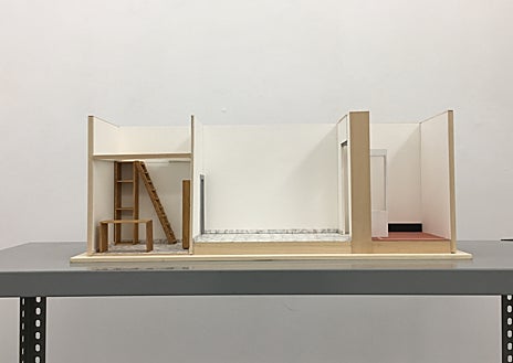 Imagen secundaria 1 - Sobre estas líneas, maqueta de la primera sede de la galería Espacio Mínimo, homenaje de martí Cormand, y pieza escultórica de Jan Fabre. Arriba, lienzo de Nono Bandera