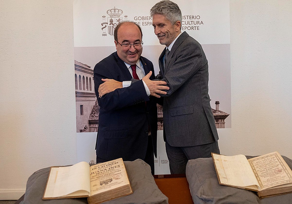 Miquel Iceta y Fernando Grande-Marlaska, durante el acto de entrega de los dos volúmenes recuperados