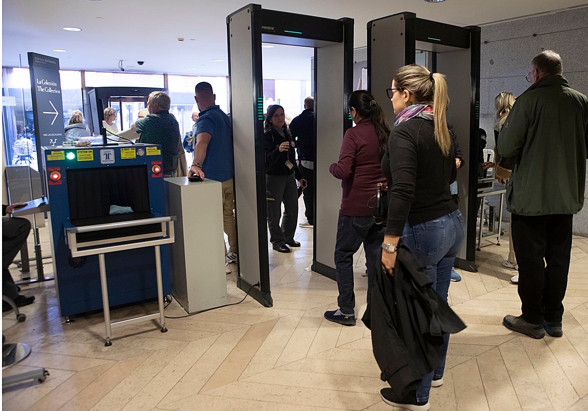Visitantes del Prado, pasando los arcos de seguridad en la entrada de Jerónimos el pasado sábado