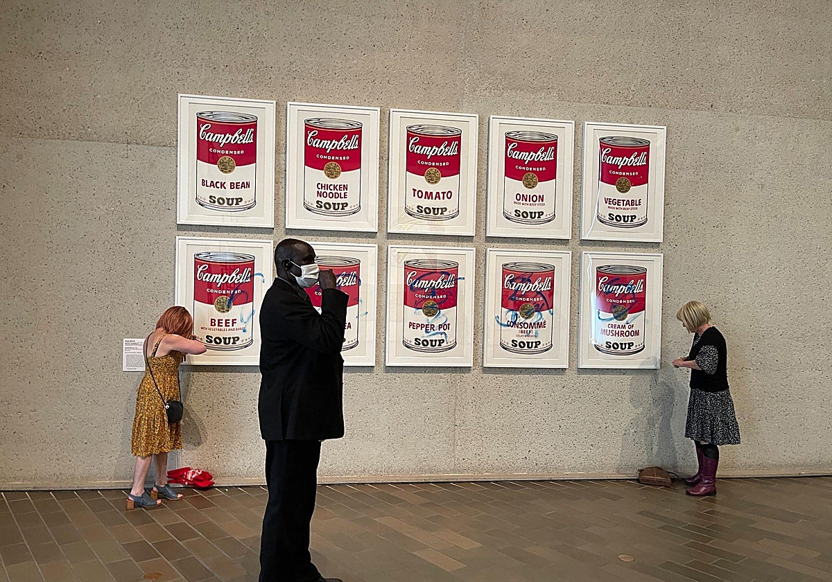 Activistas climáticas se pegan a las Latas de sopa Campbell de Warhol
