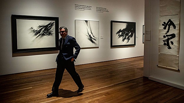 Andrés Úbeda, director adjunto del Prado, pasa ante algunas obras abstractas de Zóbel en el Prado