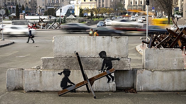 Las siete huellas de Banksy en Ucrania, sarcasmo e irreverencia para paliar la devastación de la guerra