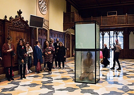 Imagen secundaria 1 - IDocumentación de la acción 'Mediterráneo', de Carlos Martiel para La Bienal de Venecia en 2017