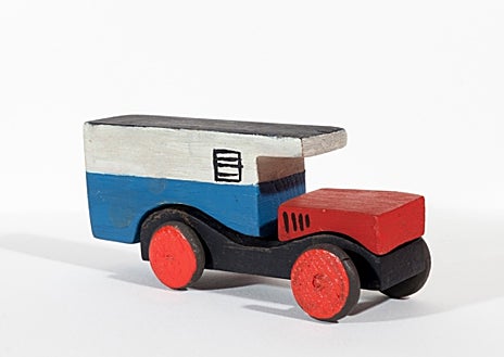 Imagen secundaria 1 - En las imágenes, algunos de los ejemplares de los juguetes de Torres-García, presentes en la exposición madrileña