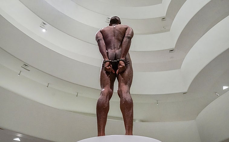Imagen principal - Sobre estas líneas, 'Tierra de nadie' (2022) y 'Fundamento' (2020), obra creada a raíz del asesinato de George Floyd. Arriba, 'Monumento II', acción llevada a cabo en el Guggenheim de Nueva York