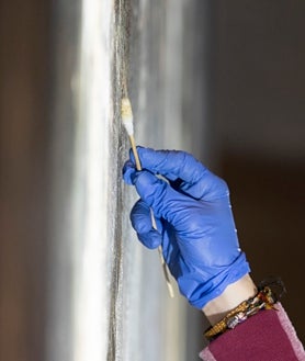 Imagen secundaria 2 - l El proceso de restauración se realiza bajo la mirada del público. «Si viene una visita intentamos parar, explicar nuestra labor y la importancia del trabajo. Me parece interesante hacerlo de cara al público porque así, además, se ven los avances de lo que estamos haciendo», cuenta una de las restauradoras…