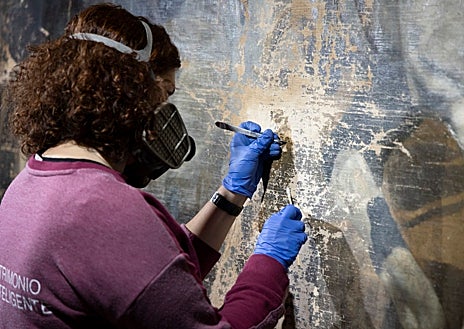 Imagen secundaria 1 - l El proceso de restauración se realiza bajo la mirada del público. «Si viene una visita intentamos parar, explicar nuestra labor y la importancia del trabajo. Me parece interesante hacerlo de cara al público porque así, además, se ven los avances de lo que estamos haciendo», cuenta una de las restauradoras…