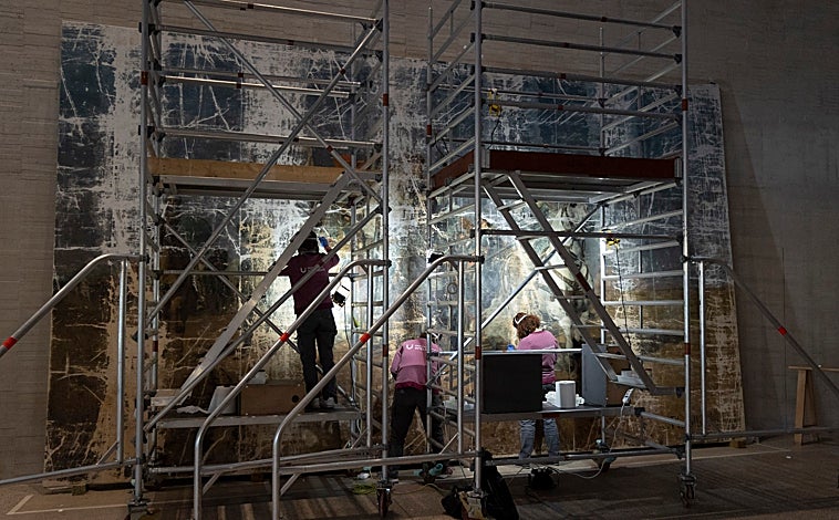 Imagen principal - l El proceso de restauración se realiza bajo la mirada del público. «Si viene una visita intentamos parar, explicar nuestra labor y la importancia del trabajo. Me parece interesante hacerlo de cara al público porque así, además, se ven los avances de lo que estamos haciendo», cuenta una de las restauradoras…