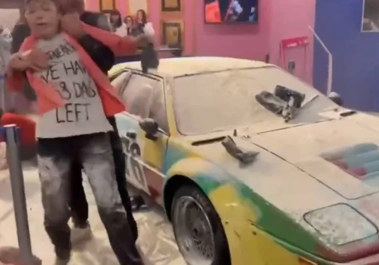 Activistas ecologistas rocían de harina un coche diseñado por Andy Warhol