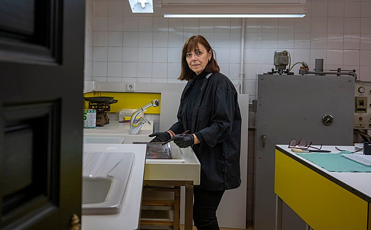 Imagen principal - Arriba, la conservadora y restauradora de la Academia de Bellas Artes Silvia Viana, retirando el acerado de una plancha de Goya. Sobre estas líneas, de izquierda a derecha, Viana trabajando con el número 5 de los 'Disparates' ('Disparate volante'), y algunas de las matrices del artista en el taller de estampación de Calcografía Nacional, dispuestas para ser estudiadas y restauradas 