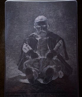 Imagen secundaria 2 - Arriba, Laura Alba, del Gabinete de Documentación Técnica del Prado, identifica los recubrimientos de las planchas de Goya. Sobre estas líneas, de izquierda a derecha, Alba analizando los resultados en el ordenador, y una de las 13 matrices que atesora Calcografía Nacional de 