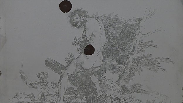 Imagen antes - A la izquierda, la plancha acerada, con las huellas de su deterioro tras viajar a una exposición a Lille, de 'Esto es peor', aguafuerte número 37 de los 'Desastres de la Guerra' de Goya. A la derecha, la matriz de cobre de Goya tras la retirada del acerado