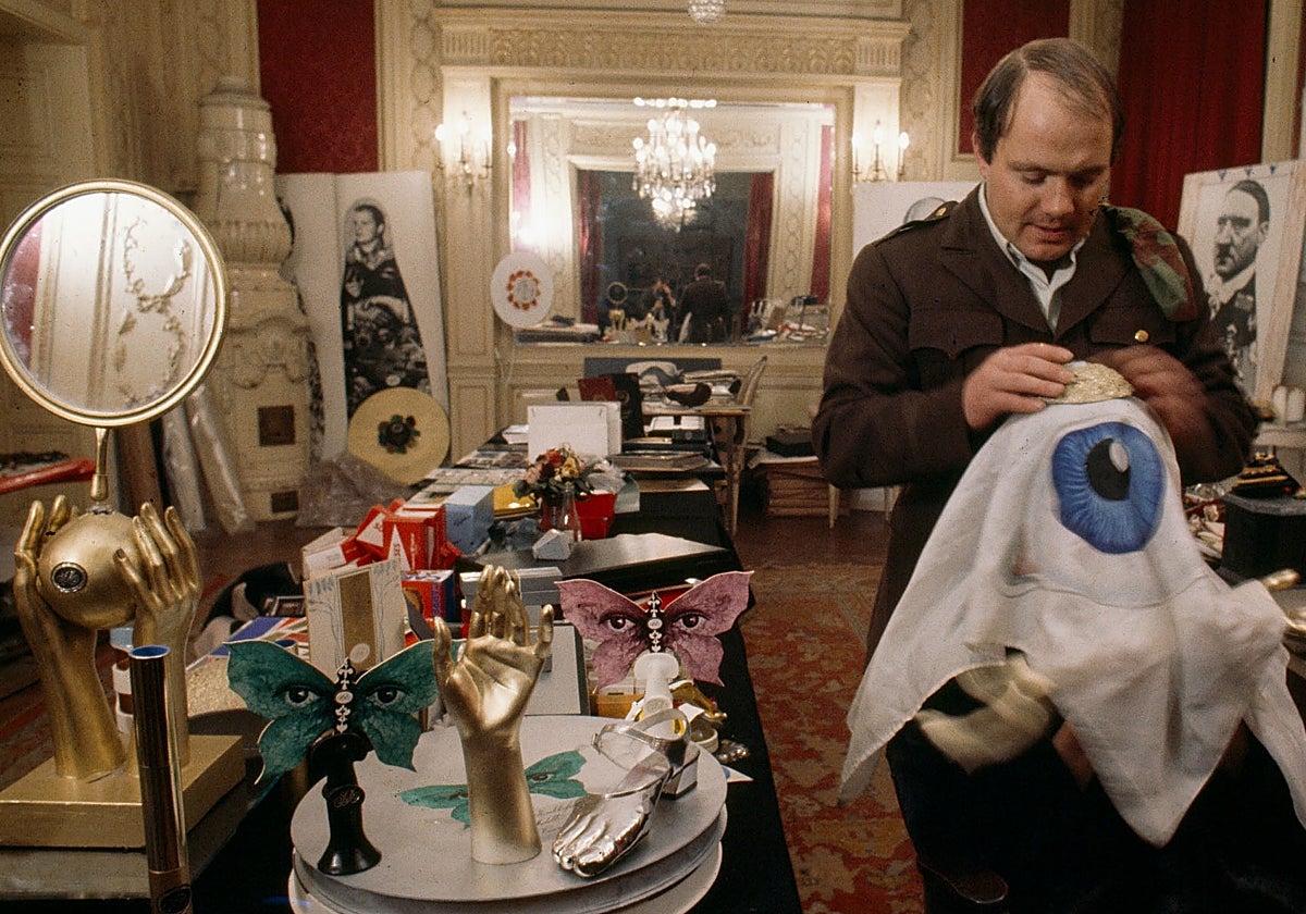 Proksch en su estudio, rodeado de objetos de diseño, en 1973