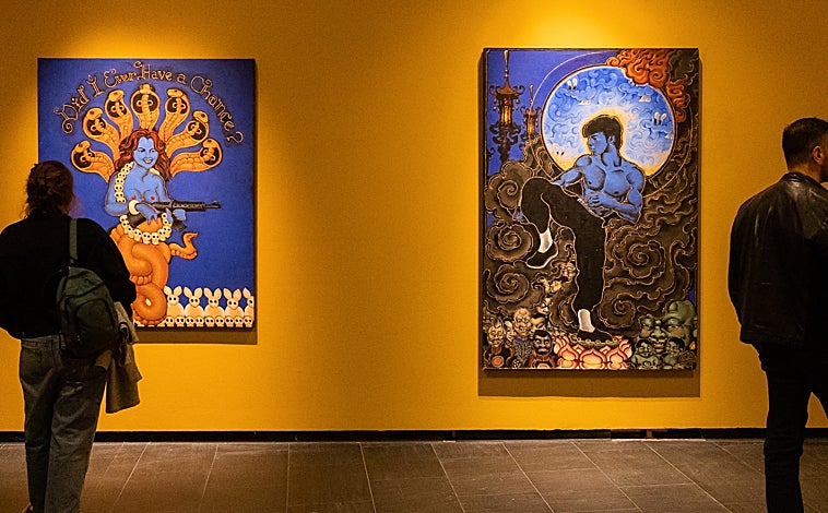 Imagen principal - Sobre estas líneas, 'My Secret World' (1984) y 'Firemen Smell' (1988). Arriba, detalle del montaje de la muestra en Móstoles