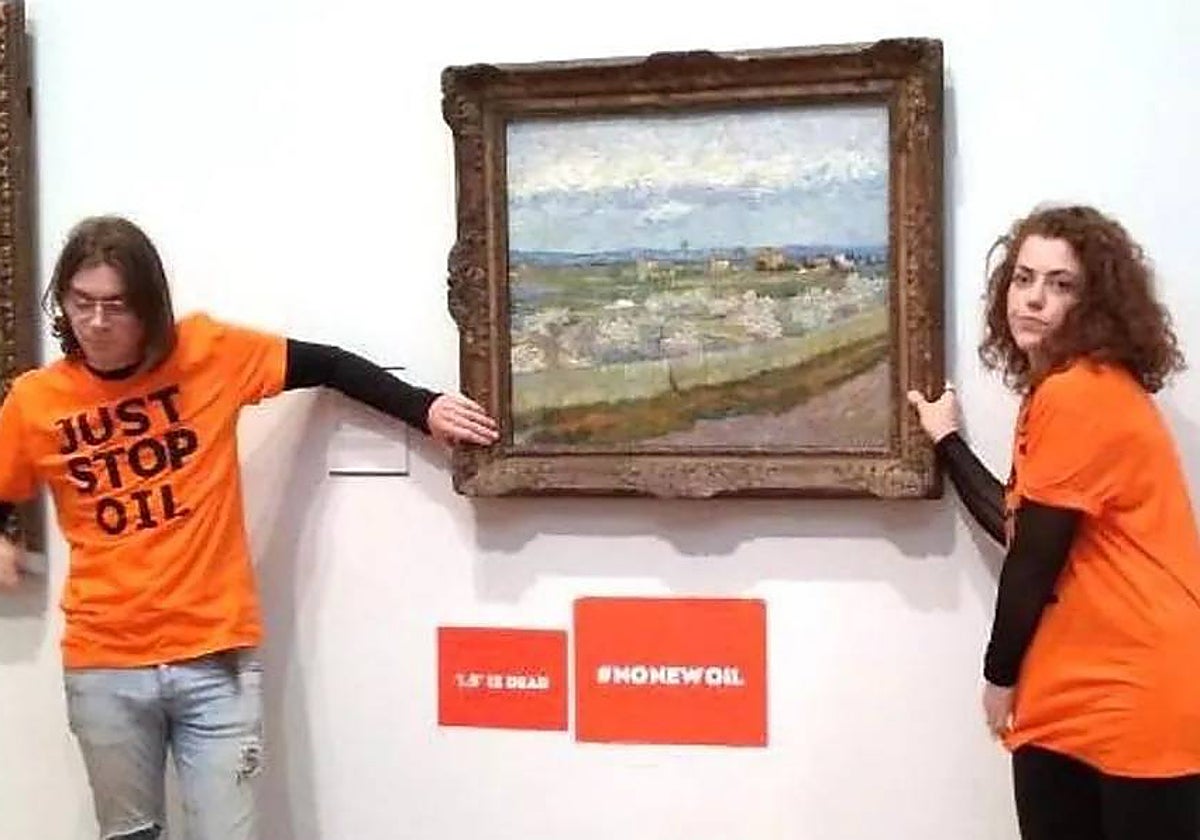 Los dos condenados en el momento de perpetrar su ataque en una galería londinense