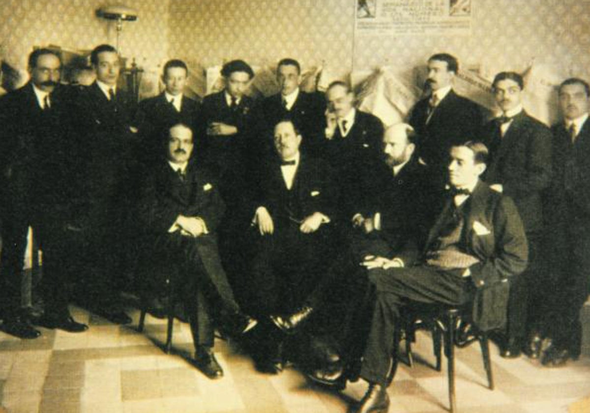 Redacción de la revista 'España'. En primera fila, de izquierda a derecha, Ortega y Gasset, Azorín, Baroja y Pérez de Ayala