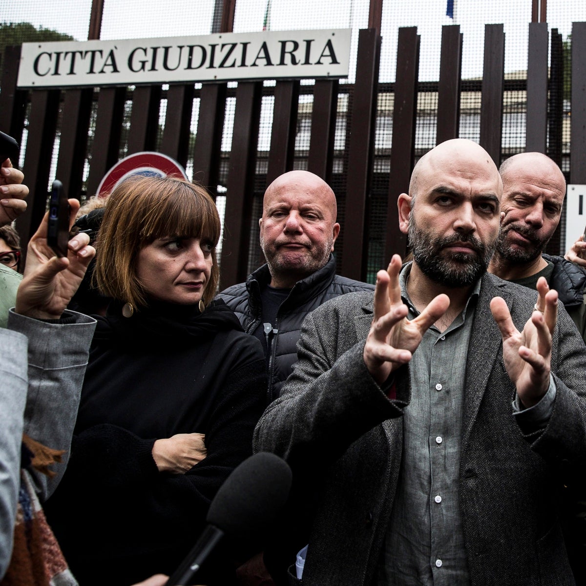 Roberto Saviano denuncia ser víctima de una campaña de odio tras el juicio por llamar 'bastarda' a Meloni