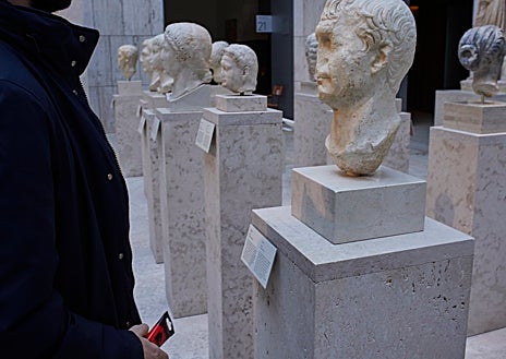 Imagen secundaria 1 - El tubo disfruta se acerca a un verraco de hace dos mil años, al busto de un emperador romano y a la 'Dama de Elche'