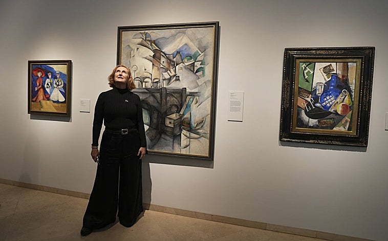Imagen principal - Arriba, Francesca Thyssen durante la presentación de la muestra. Sobre estas líneas, una mujer contempla una de las obras. A la derecha, el embajador ucraniano en España, en las salas del Thyssen