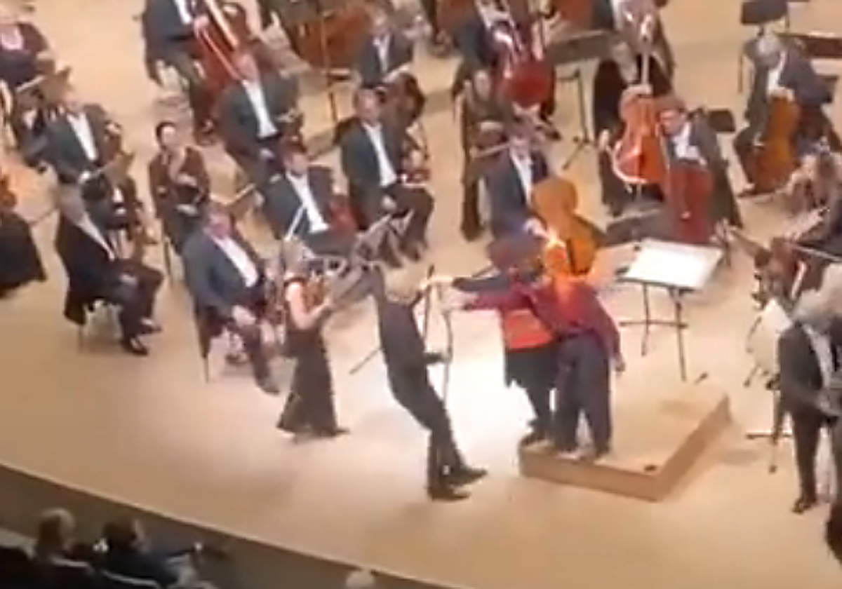 Los activistas en el momento en el que les evacúan