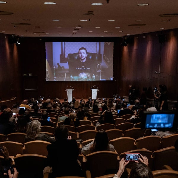 Zelenski 'se cuela' en la presentación de la muestra del Thyssen que reivindica 'la identidad ucraniana' que «Rusia quiere borrar»