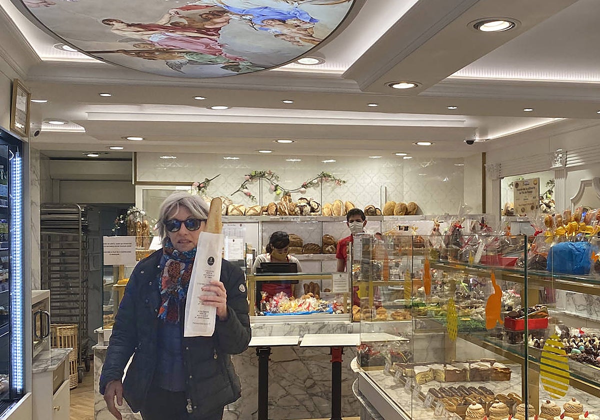 Una parisina con su baguete