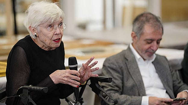 Sharon Avery-Fahlström, viuda del artista, junto a Manuel Borja-Villel