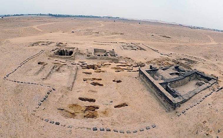 Imagen principal - Los restos del edificio funerario encontrado, junto a dos de los sarcófagos