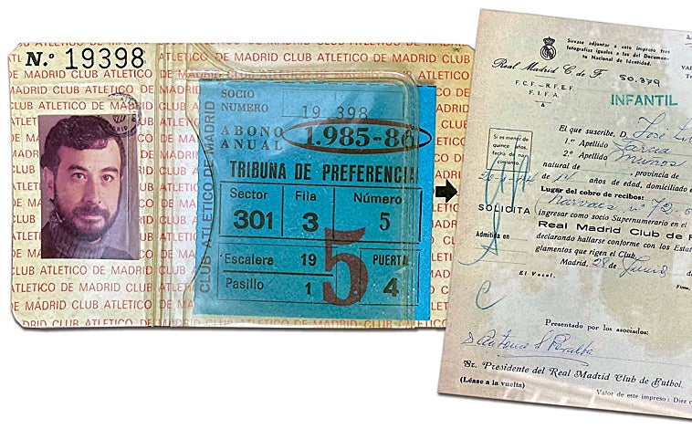 Imagen principal - El carnet de socio de Garci del Atlético de Madrid de la temporada 1985-1986 y de socio infantil del Real Madrid; imagen de José Luis Garci en su despacho, con una vieja máquina de escribir (II) y portada del libro 'Renglones deportivos' (Reino de cordelia) (III)