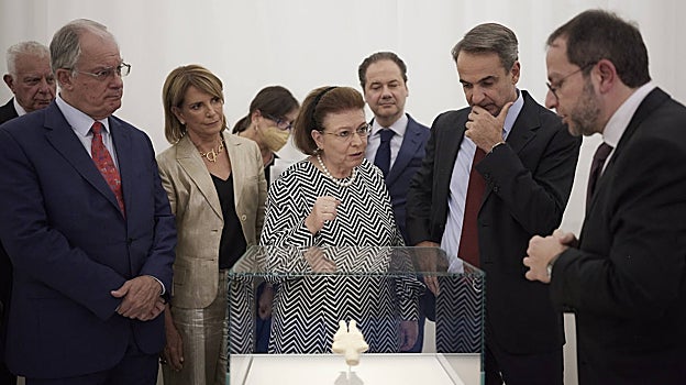 Lina Mendoni, ministra de Cultura griega, en el Museo de Arte Cicládico de Atenas
