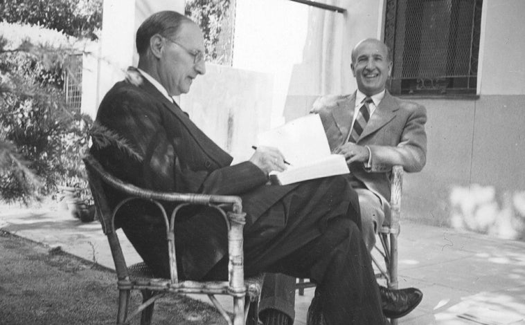 Imagen principal - En la primera foto, Aleixandre con Guillén en Velintonia. Abajo, un manuscrito del poeta y una imagen de su entierro en La Almudena