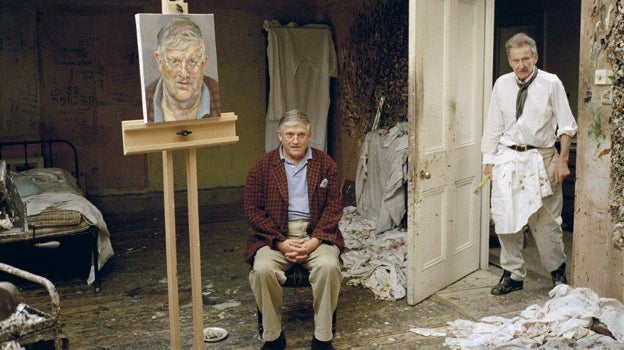 David Hockney, junto a su retrato, en el estudio de Lucian Freud (a la derecha), retratados en 2002 por David Dawson