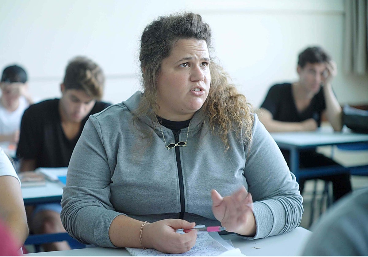 Maya Landsman es Lianne, una alumna difícil