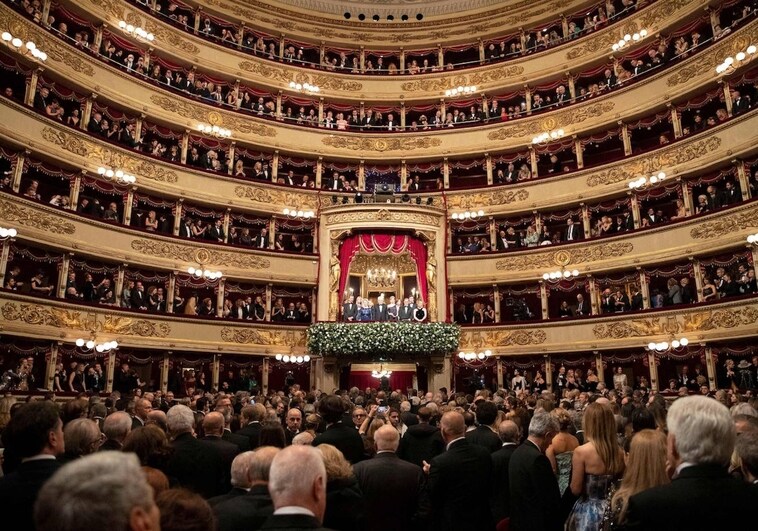 El público de la Scala de Milán saluda puesto en pie al presidente italiano, Sergio Mattarella, al aparecer en el palco
