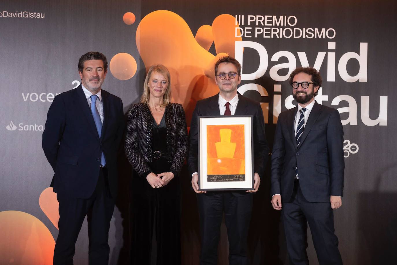 De izquierda a derecha: el director de ABC, Julián Quirós; Romina Caponnetto, viudad de Gistau, el premiado Juan Claudio de Ramón y el director de 'El Mundo, Joaquín Manso