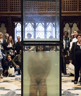 Imagen secundaria 2 - Arriba, instalación de Tania Candiani. Sobre estas líneas, vitrina de objetos de Marcos Montiel Soto y vídeo 'Mediterráneo', de Carlos Martiel