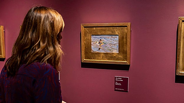 Una visitante contempla una de las piezas de Sorolla expuestas en Barcelona