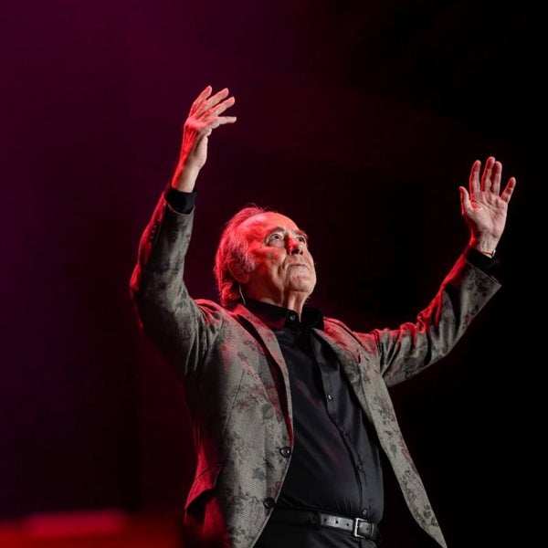 «Ja sóc aquí!»: Serrat regresa a puerto para despedirse a lo grande de Barcelona