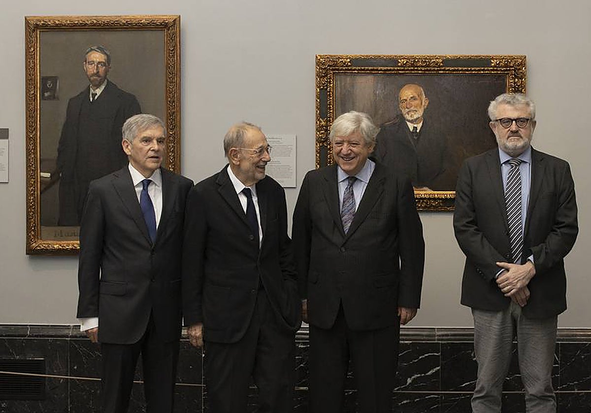 De izquierda a derecha, Javier Barón, Javier Solana, José García-Velasco y Miguel Falomir, en el Prado ante dos retratos de Sorolla: Manuel Bartolomé Cossío (izquierda) y Francisco Giner de los Ríos